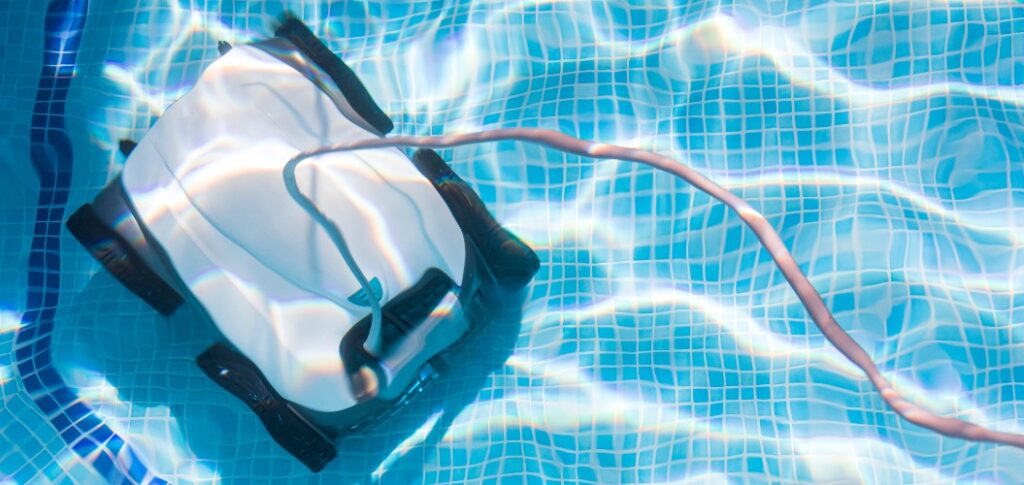 Poolreinigung mit automatischem Roboter. Reinigung von Boden und Wänden mit einem untertauchbaren Reinigungsroboter. Sommerliche Poolpflege vor dem Schwimmen.