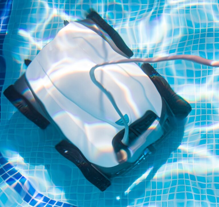 Poolreinigung mit automatischem Roboter. Reinigung von Boden und Wänden mit einem untertauchbaren Reinigungsroboter. Sommerliche Poolpflege vor dem Schwimmen.